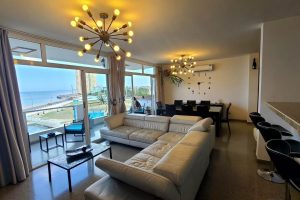 apartamento en Vedado, renta de apartamentos en La Habana, apartamento 3 habitaciones Vedado, alojamiento en Vedado Cuba, apartamento con wifi y planta eléctrica en La Habana.