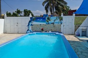 Casa-con-piscina-grande-en-Boca-ciega-y-paneles-solares