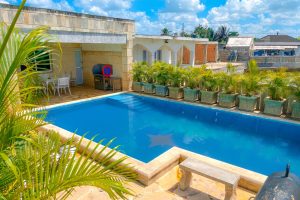 Casa-en-Baracoa-con-Piscina-y-Paneles-Solares