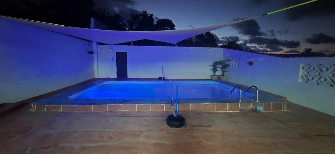 casa con piscina en guanabo, piscina y paneles solares