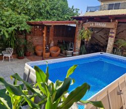 hostal en playa con piscina y hospedaje para grupos