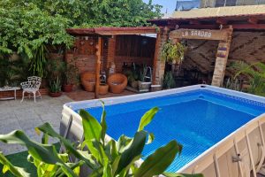 hostal en playa con piscina y hospedaje para grupos