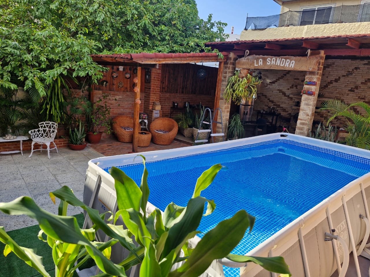 hostal en playa con piscina y hospedaje para grupos