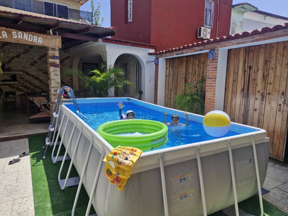 hostal en playa con piscina y hospedaje para grupos