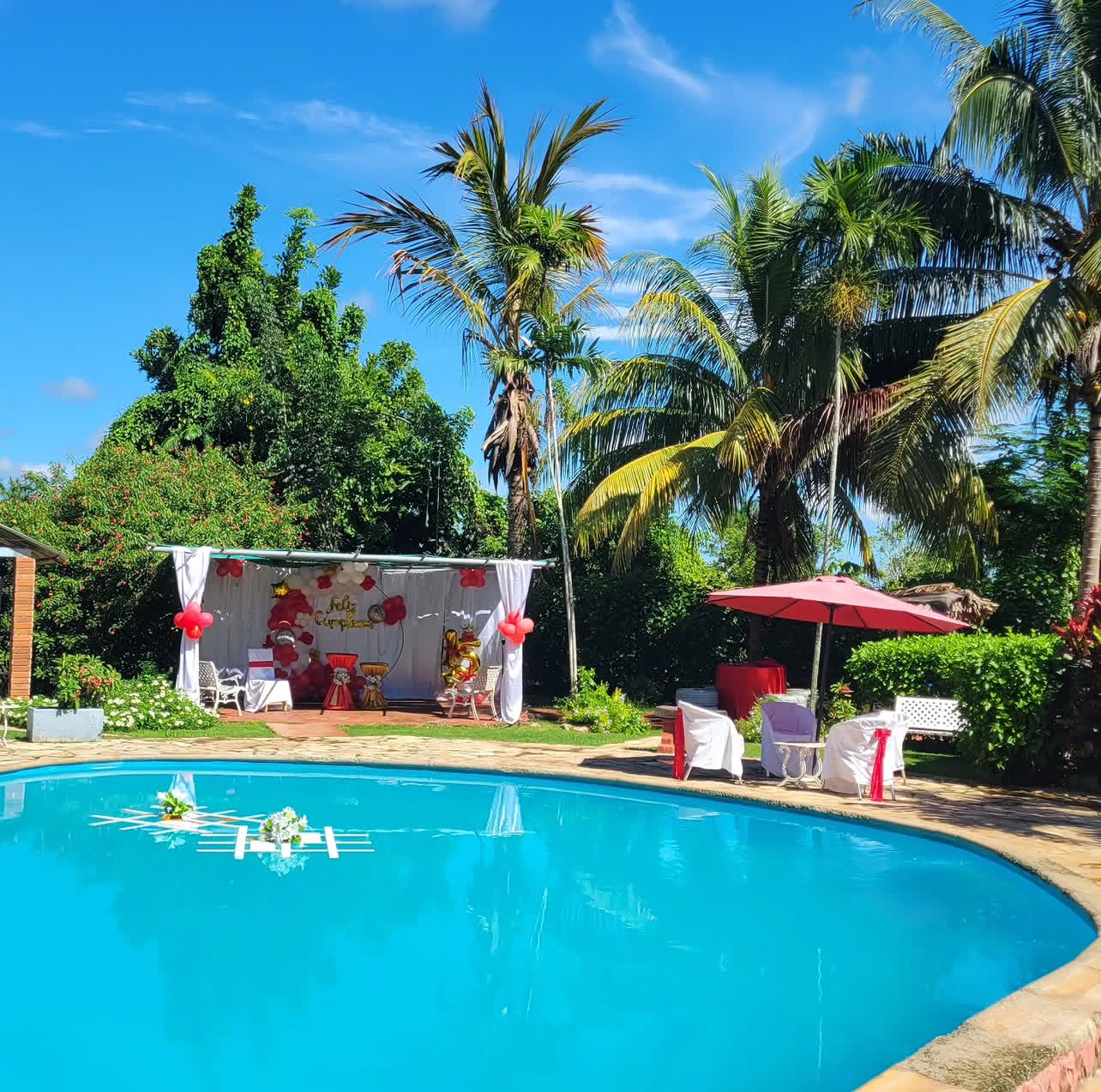 piscina en Boyeros con parque infantil
