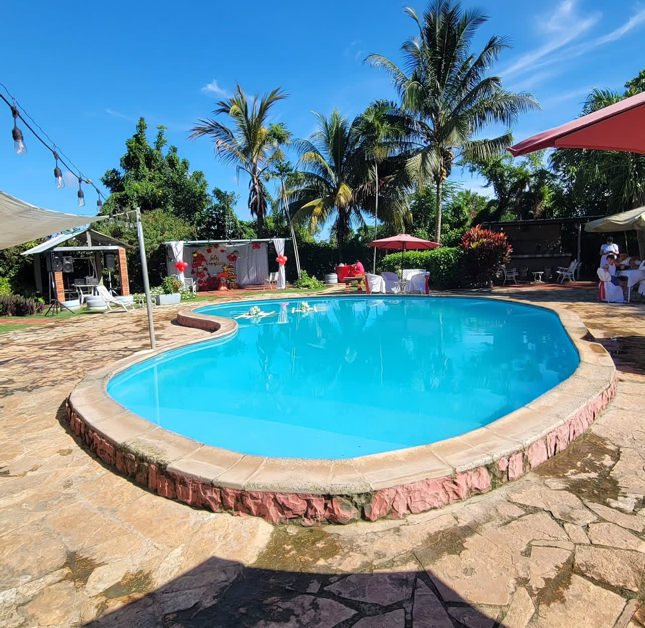 piscina en Boyeros con parque infantil