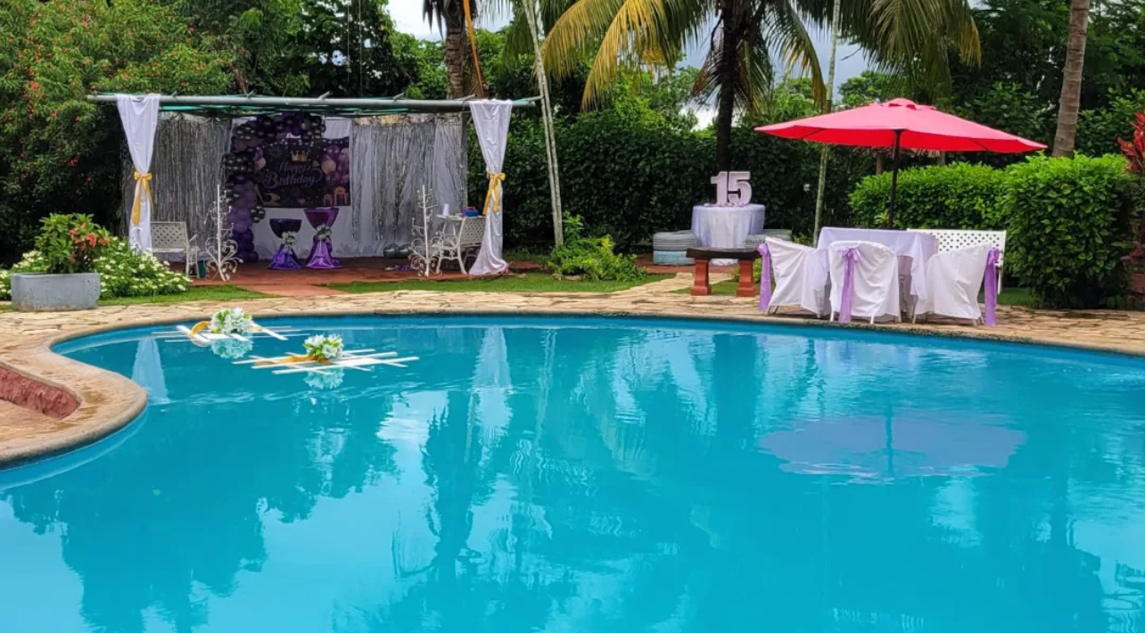piscina en Boyeros con parque infantil