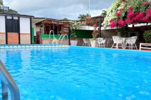 piscina en Mulgoba, Boyeros con dos piscinas y area de juegos con billar y parque infantil