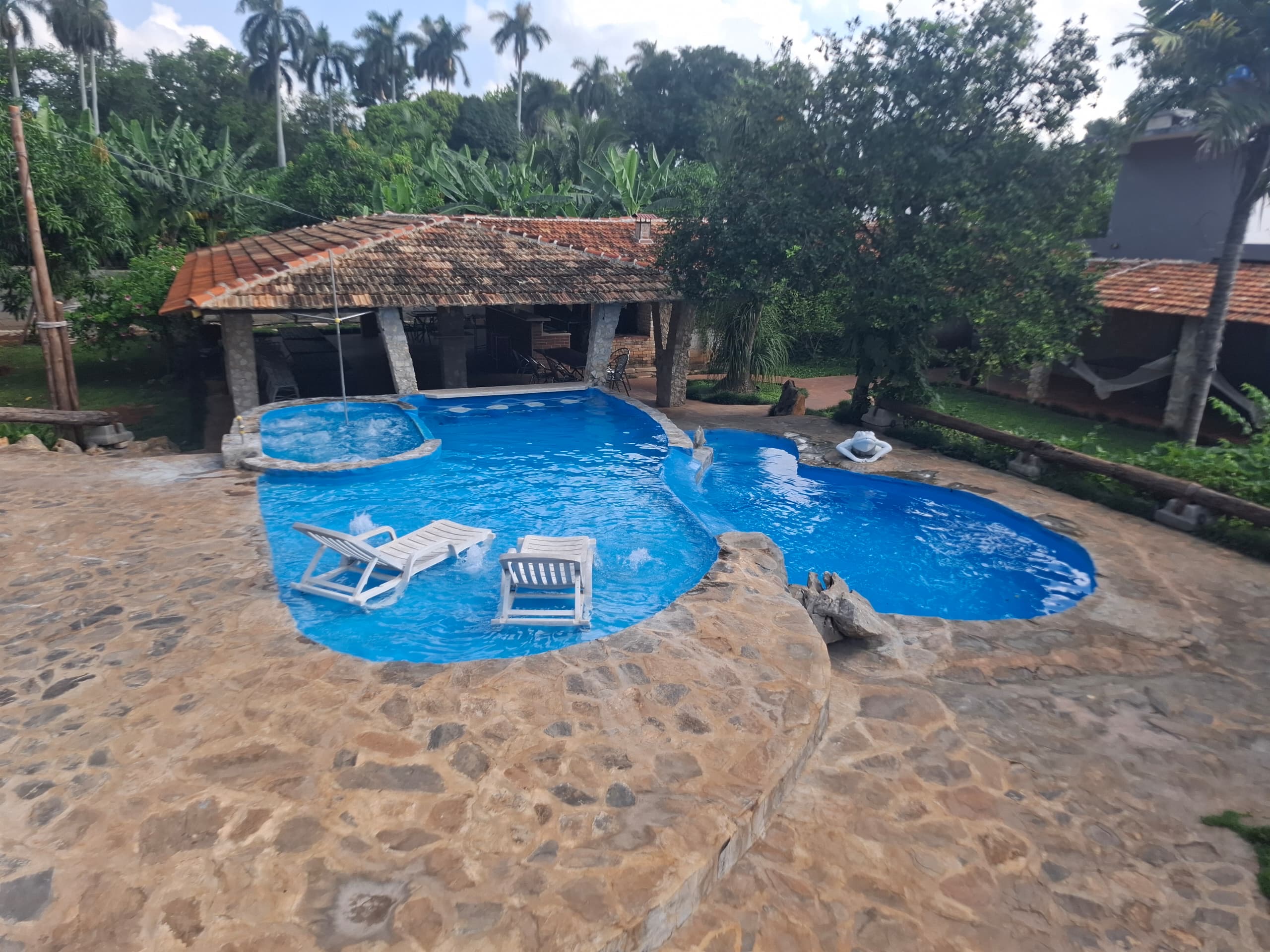 piscina en boyeros, el chico con jacuzzi y salón para eventos